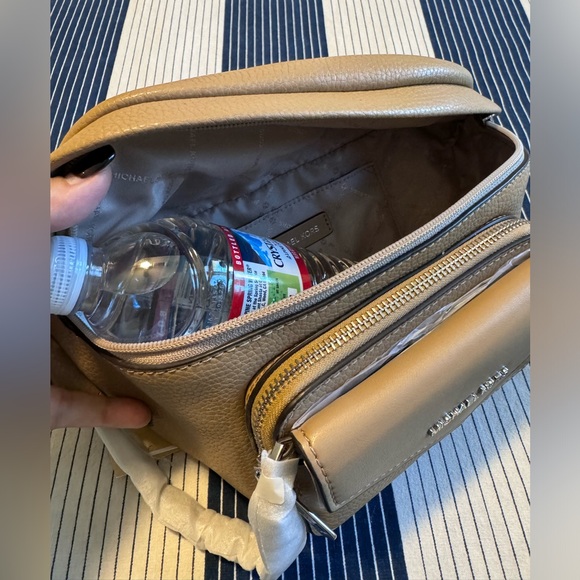 NWT🎉Michael Kors Maisie Large Pebbled Leather 2-in-1 Sling Pack in Camel $548 - Picture 10 of 10